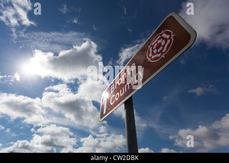 Cartello stradale a 'Bronte County' con il Yorkshire rosa bianca simbolo. Foto Stock