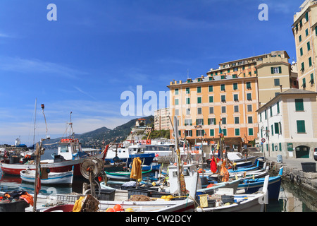 Tipico piccolo porto con barche da pesca a Camogli, Italia Foto Stock