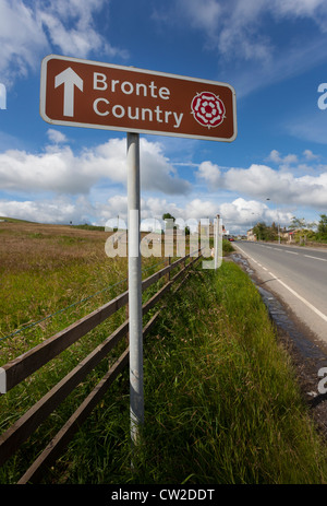 Cartello stradale a 'Bronte County' con il Yorkshire rosa bianca simbolo. Foto Stock