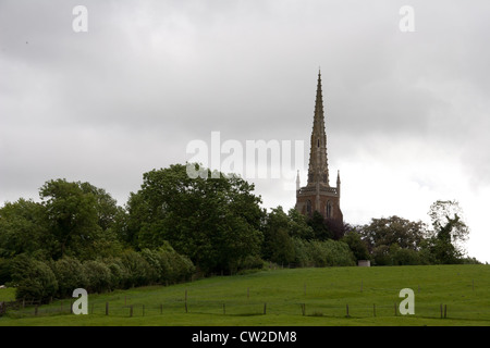 Chiesa di tutti i santi, Braunston, visto dal campo sulla riva del canale di Oxford. Foto Stock