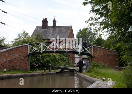 Un ponte tra la serratura Hawkesbury in Oxford canal, Warwickshire, Inghilterra Foto Stock