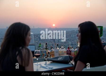 ISTANBUL, Turchia. Il tramonto visto dalla terrazza del bar a Nu Teras ristorante nel quartiere di Beyoglu della città. 2012. Foto Stock