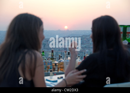 ISTANBUL, Turchia. Il tramonto visto dalla terrazza del bar a Nu Teras ristorante nel quartiere di Beyoglu della città. 2012. Foto Stock