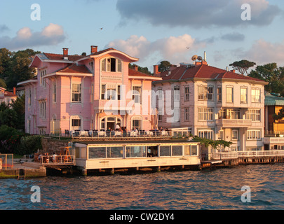 ISTANBUL, Turchia. Lungomare tradizionale yalis a Kanlica sulla sponda asiatica del Bosforo. 2012. Foto Stock