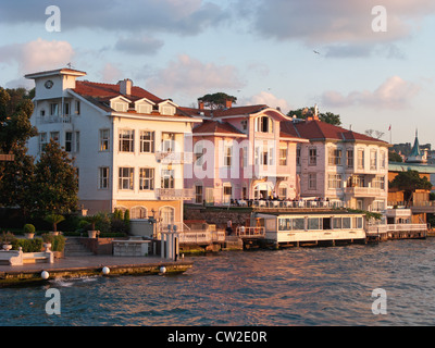 ISTANBUL, Turchia. In legno tipico yalis (uno convertito in un ristorante) a Kanlica sulla sponda asiatica del Bosforo. 2012. Foto Stock