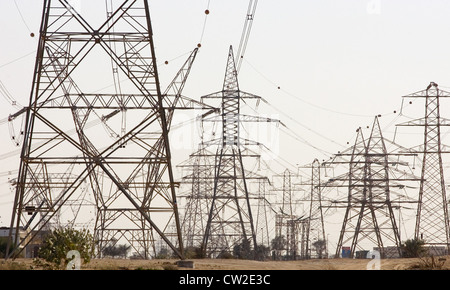 Dubai, piloni di elettricità nel deserto Foto Stock