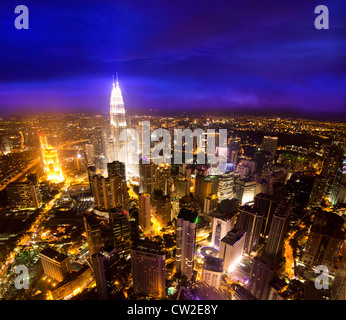 Ariel vista di Kuala Lumpur City durante un tramonto appena prima notte. tutte visibili logo sono stati rimossi. Foto Stock