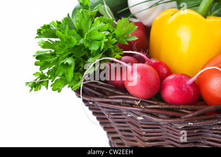 Verdure fresche in un cesto di vimini. Isolato su sfondo bianco. Spazio di copia Foto Stock