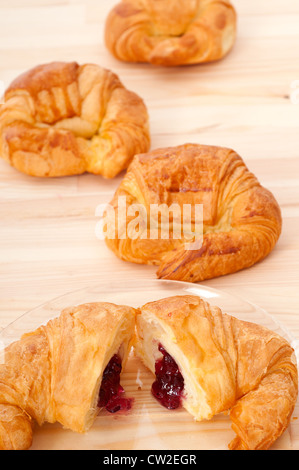 Freschi di forno croissant brioche francese riempito con marmellate ai frutti di bosco Foto Stock