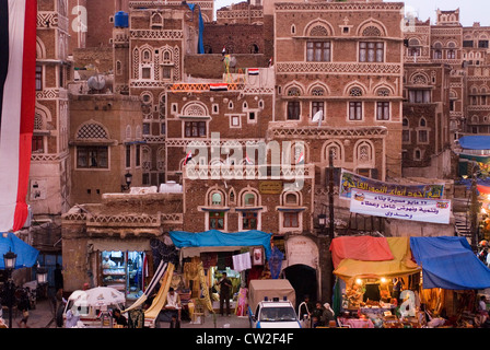 Vista della città vecchia di Sana'a al tramonto, un sito Patrimonio Mondiale dell'UNESCO, Yemen, Asia Occidentale, Penisola Arabica. Foto Stock