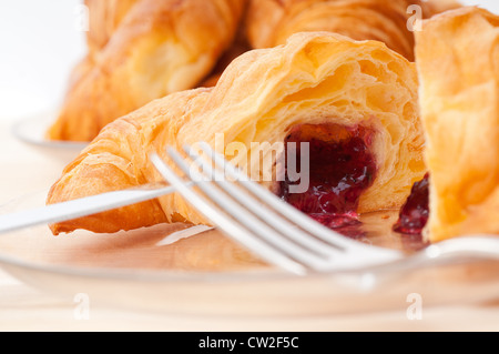 Freschi di forno croissant brioche francese riempito con marmellate ai frutti di bosco Foto Stock