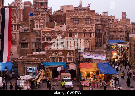 Vista della città vecchia di Sana'a al tramonto, un sito Patrimonio Mondiale dell'UNESCO, Yemen, Asia Occidentale, Penisola Arabica. Foto Stock