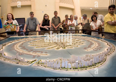 Dubai, turisti visitano un modello di Palm Jebel Ali Foto Stock