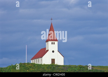 Chiesa storica Vik islandese con tetto rosso e cielo blu in Vik i Myrdal, Islanda, Europa, Scandinavia, kirkja Foto Stock