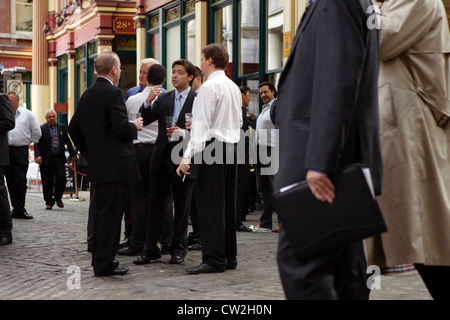 Londra, mercato Leadenhall, pranzo presso la Borsa district Foto Stock