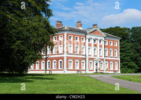 La vista frontale dell'imponente Lytham Hall, edificio classificato di grado 1 a Lytham, Lancashire, Regno Unito Foto Stock