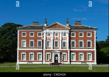 La vista frontale dell'imponente Lytham Hall, edificio classificato di grado 1 a Lytham, Lancashire, Regno Unito Foto Stock