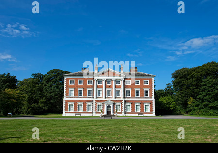 La vista frontale dell'imponente Lytham Hall, edificio classificato di grado 1 a Lytham, Lancashire, Regno Unito Foto Stock