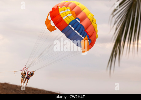 Il parasailing, Batu Feringgi, Penang, Malaysia Foto Stock