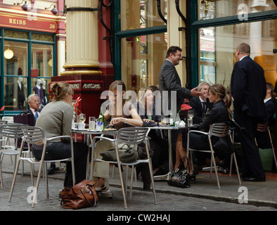 Londra, mercato Leadenhall, pranzo presso la Borsa district Foto Stock