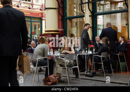 Londra, mercato Leadenhall, pranzo presso la Borsa district Foto Stock
