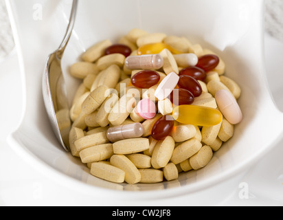 Vitamine in ciotola di compresse per la colazione in cucina Foto Stock