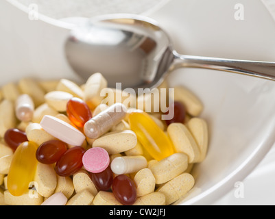 Vitamine in ciotola di compresse per la colazione in cucina Foto Stock