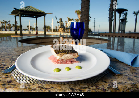 Pesce piatto con beach resort sfondo Foto Stock