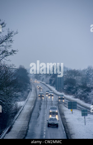 Winter driving conditions during the morning rush hour Foto Stock