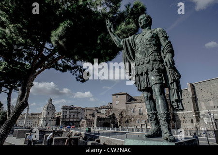 Statua di Imperatore Giulio Cesare a Via dei Fori Imperiali di Roma, Italia Foto Stock