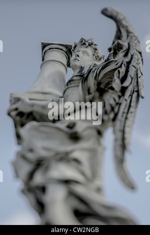 Angelo statua situata sulla San Angelo ponte che attraversa il fiume Tevere, Roma, Italia Foto Stock