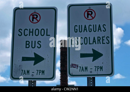 PUERTO RICO - SAN JUAN - La Città Vecchia Bi segni linguale in spagnolo e in inglese Foto Stock