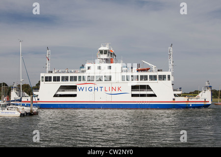 Wight Link lasciando traghetto Lymington a Yarmouth Foto Stock