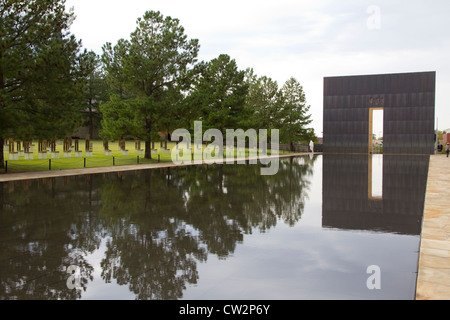 Piscina riflettente, Oklahoma National Memorial & Museum, Oklahoma City, OK, Stati Uniti d'America. Foto Stock