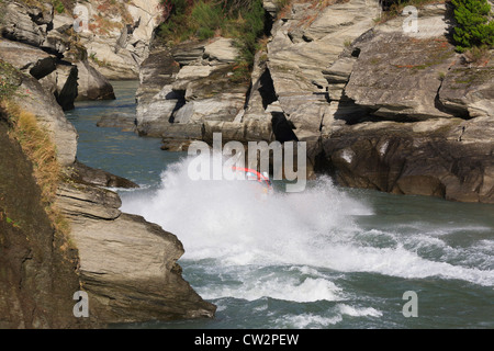 Jet Boat accelerando attraverso il fiume Shotover canyon presso l'Arthurs Point Queenstown Isola del Sud della Nuova Zelanda. Foto Stock