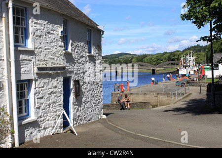 Harbour cottage gallery e visualizzare fino fiume Dee passato barche da pesca in banchina a Kirkcudbright, Dumfries and Galloway, Scozia. Foto Stock