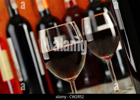 Composizione con bicchieri e bottiglie di vino Foto Stock