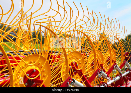 Un dipinto vividamente nuovo di zecca rastrello da fieno Foto Stock