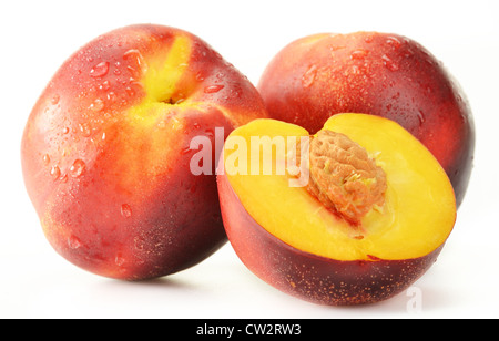 Fresche e mature le pesche isolato su bianco Foto Stock