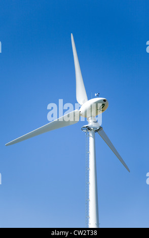 Nuova turbina eolica Endurance e-3120 da 50 kW, vista qui nel Nord Norfolk, si trova contro un cielo azzurro nella campagna inglese. Foto Stock