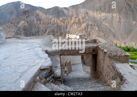 Un calcestruzzo coperti in ciottoli di passerella tra gli edifici al monastero di Lamayuru in Ladakh, India Foto Stock