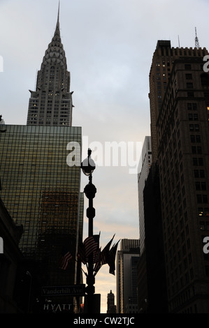 Alba ritratto, a Hyatt Hotel & Chrysler Building, bandierine americane un lampione, East 42th Street a Vanderbilt Avenue, New York Foto Stock