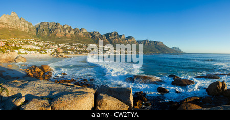 Vista panoramica della spiaggia di Camps Bay con la vista dei dodici Apostoli mountain range.Cape Town.Sud Africa Foto Stock