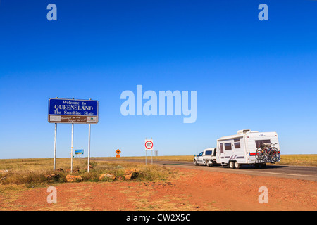 Passaggio carovana benvenuto al cartello del Queensland al confine tra NT e QLD. Foto Stock