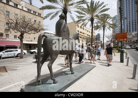 Statua equestre di Meir Dizengoff, il primo sindaco di Tel Aviv, Israele - la scultura si trova sul Boulevard Rothschild Foto Stock