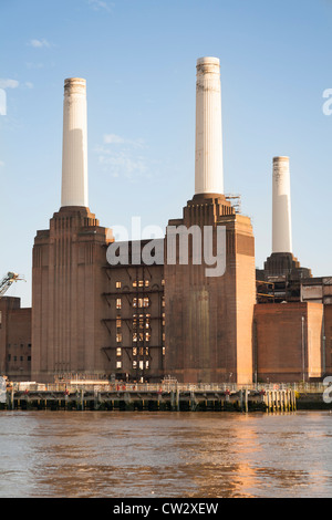 Battersea Power Station accanto al fiume Tamigi, Battersea, Londra, Inghilterra Foto Stock