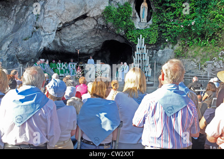 Grotta di Massabielle la grotta in cui la molla che produce l'acqua di Lourdes sorge, e dove i servizi sono regolarmente tenuto. Foto Stock