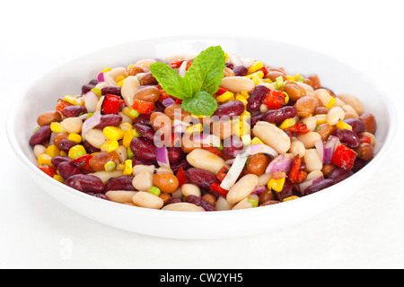 Tre insalata di fagioli con granturco dolce, arrostito peperoni rossi e la cipolla rossa in un condimento dresing. Foto Stock