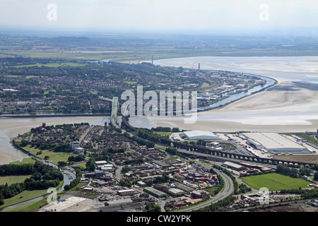 Vista aerea della città di Runcorn dalla testa di Widnes sulla sponda nord del fiume Mersey Foto Stock