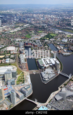 Vista aerea di Salford Quays, Media City e il Lowry Centre, Manchester Foto Stock